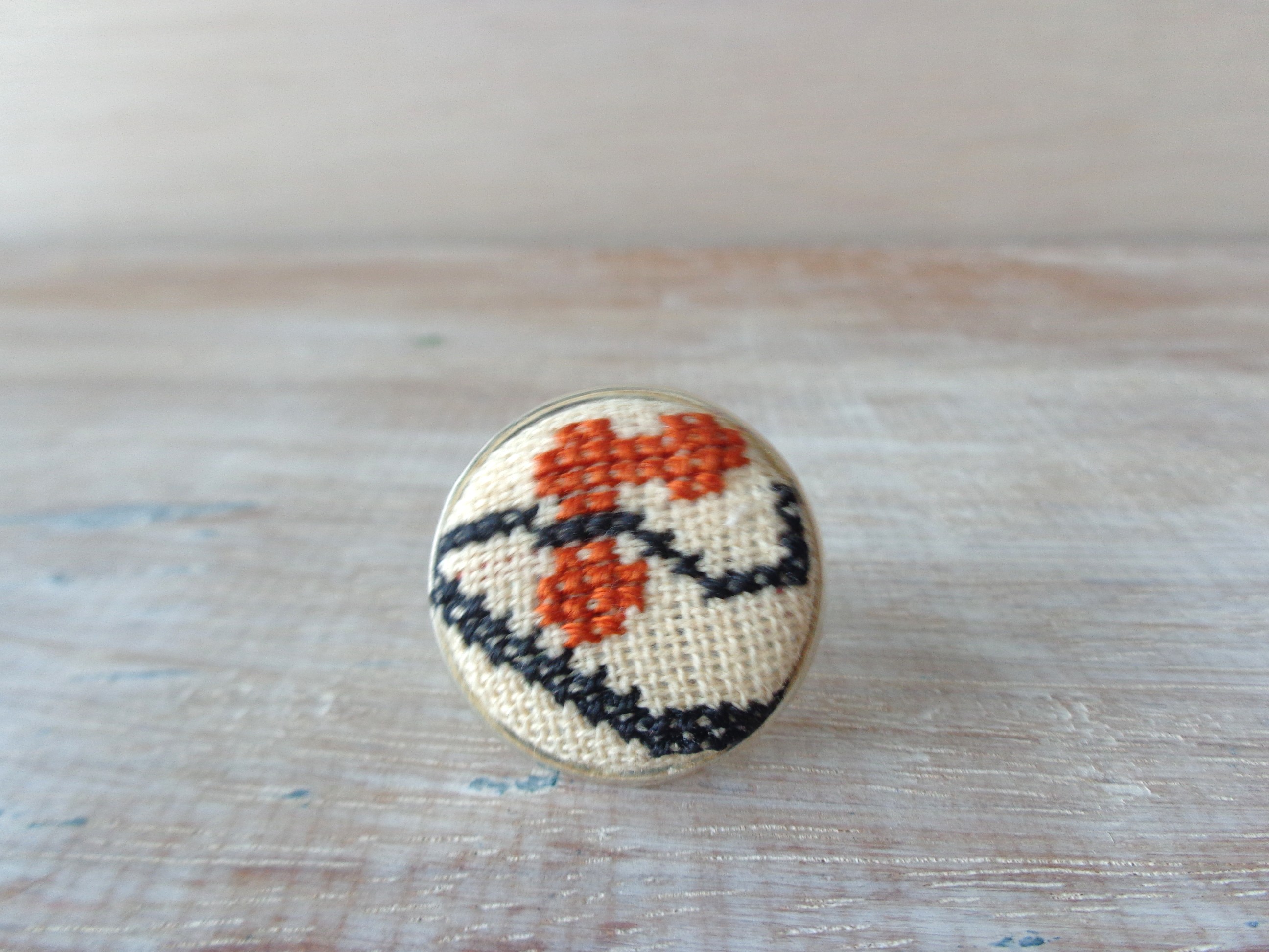 Embroidery ring in brown and black on luulla